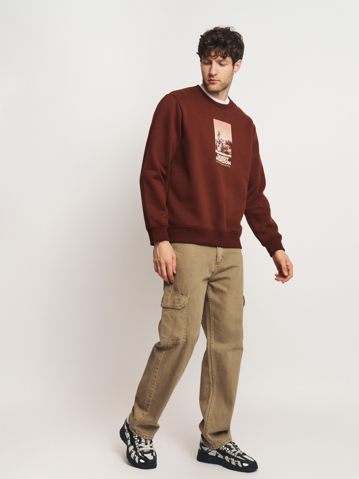 Утеплённый свитшот прямого кроя с принтом