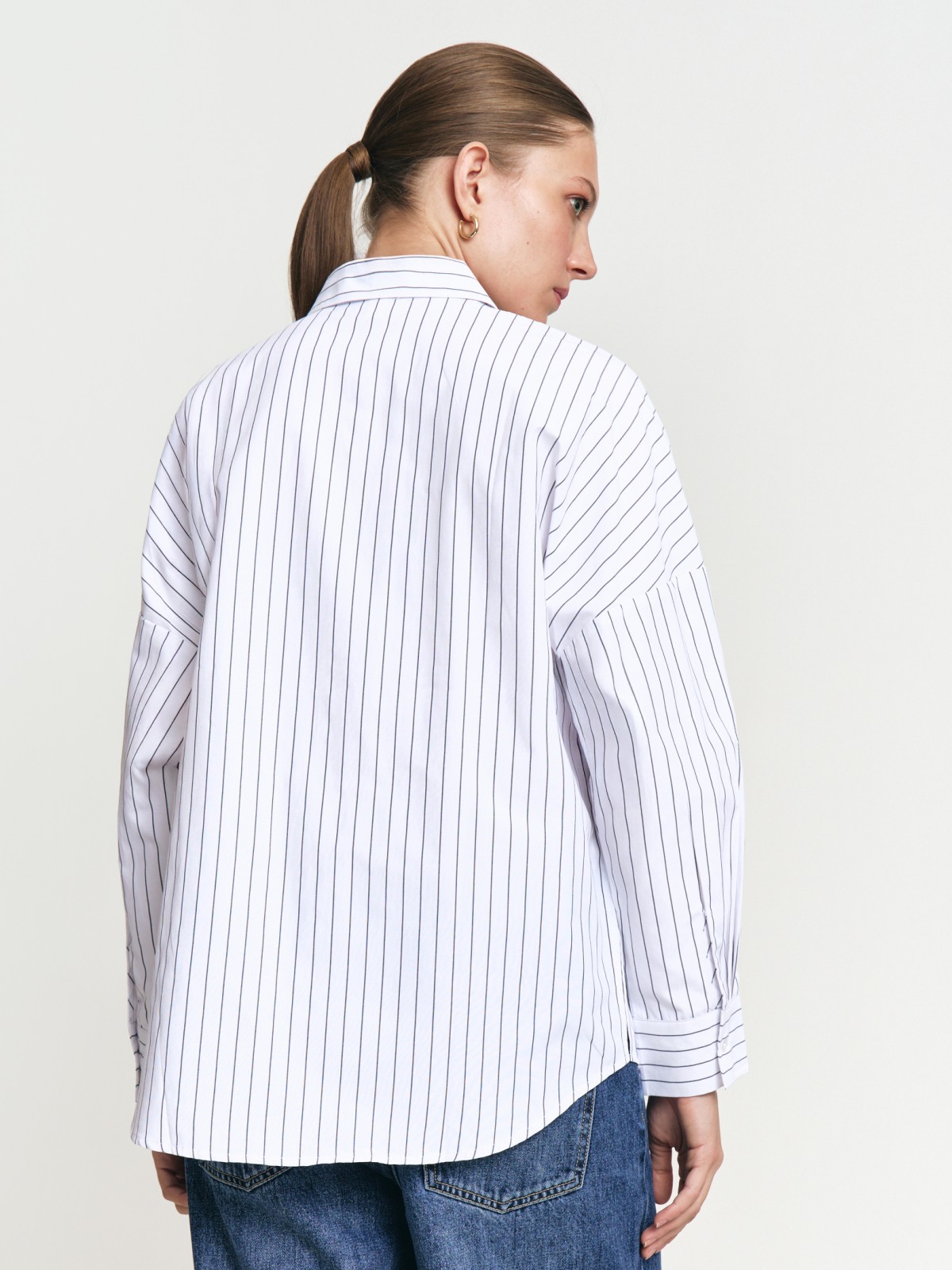 Офисная рубашка в полоску с декоративной брошью