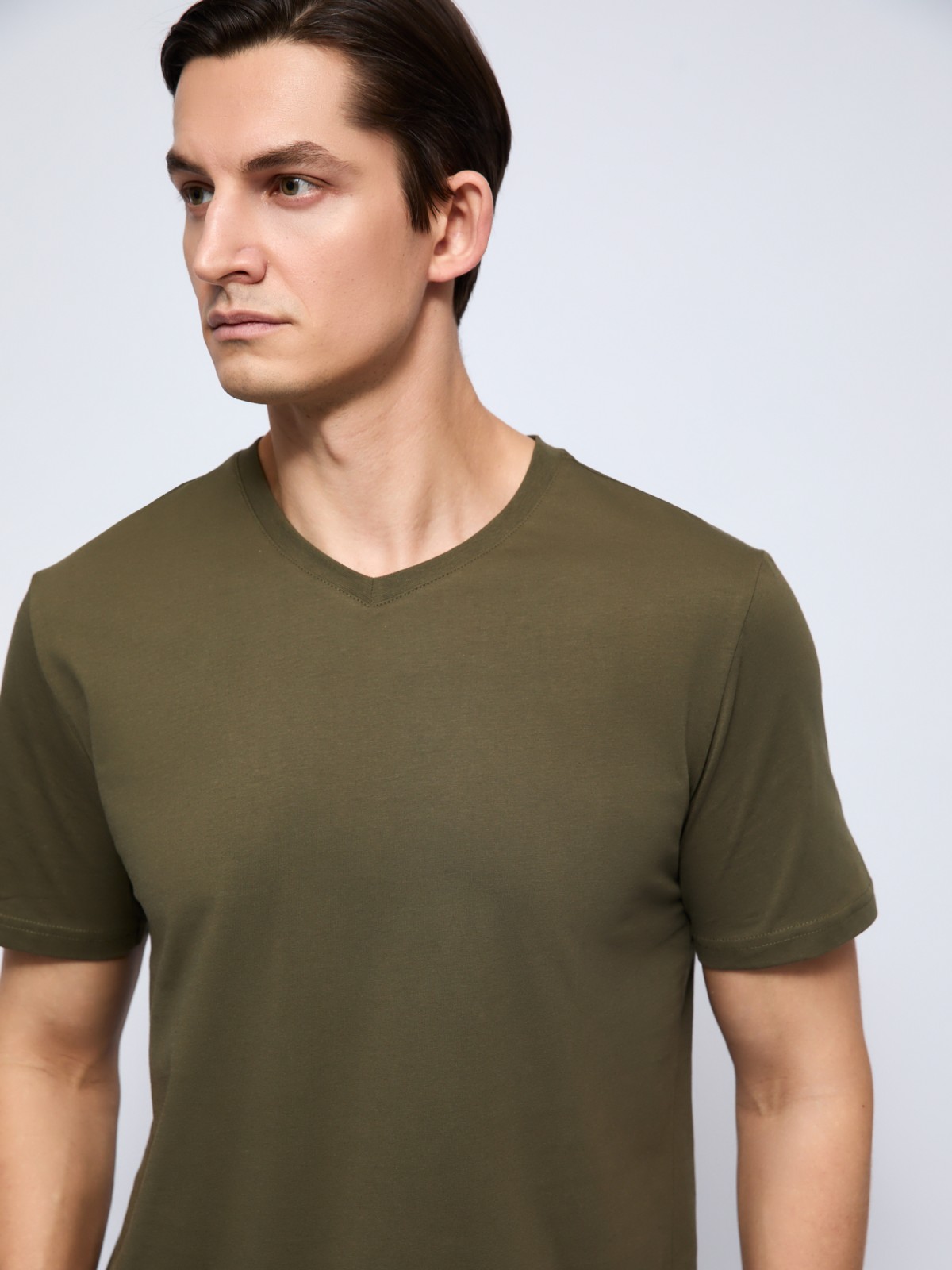 Футболка из хлопка с треугольным вырезом