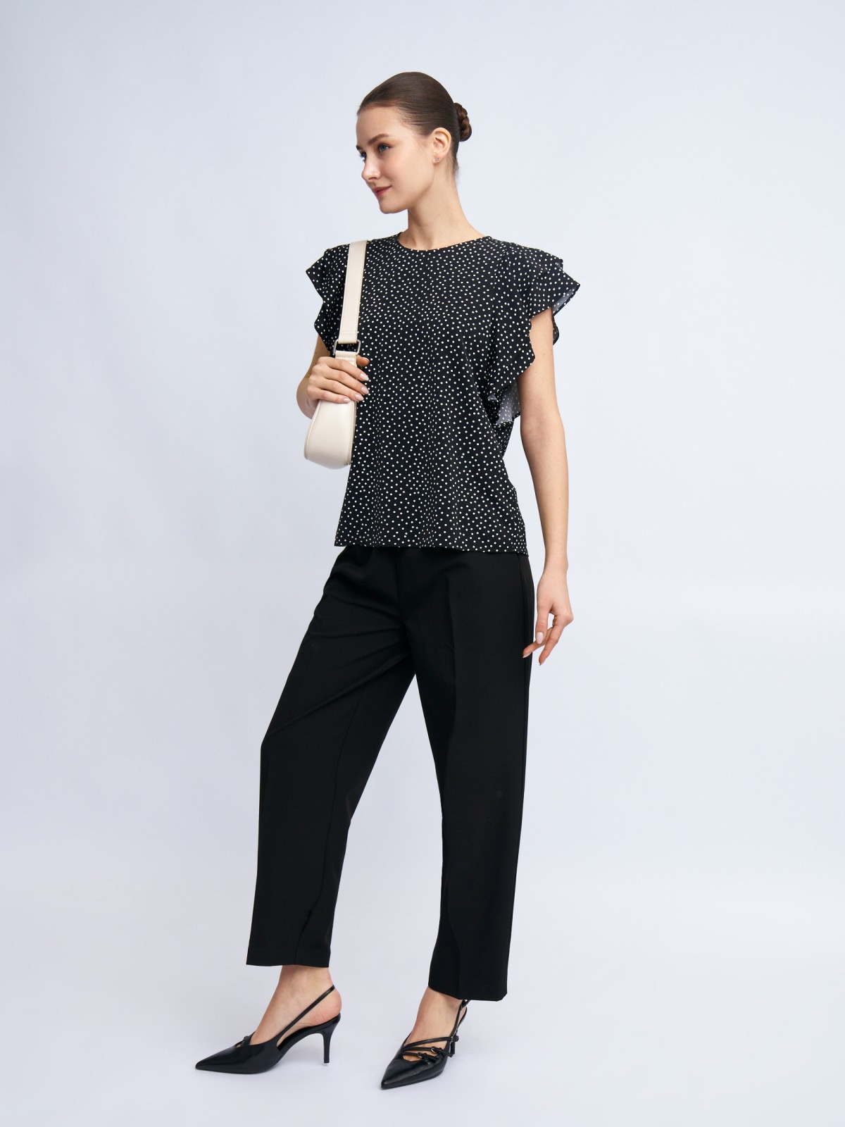 Топ-блузка в горошек с воланами на рукавах