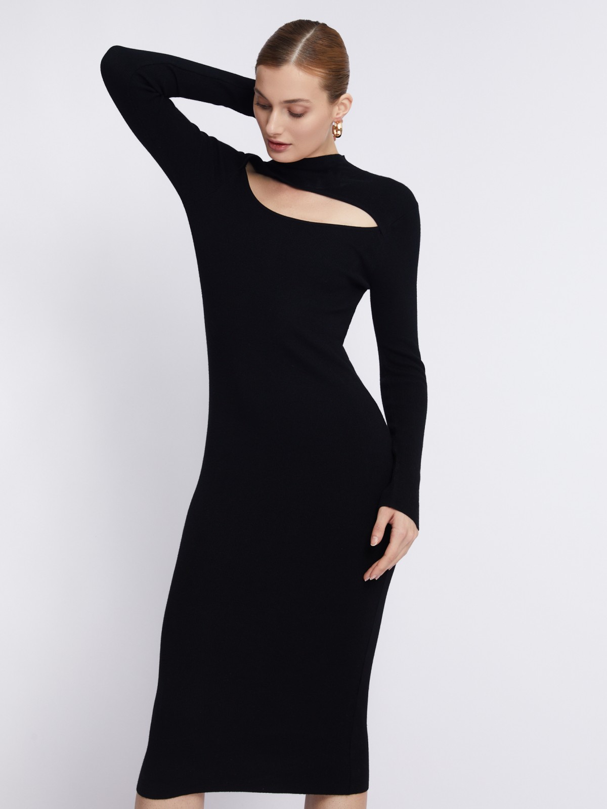 Трикотажное платье-лапша длины миди с разрезом на груди