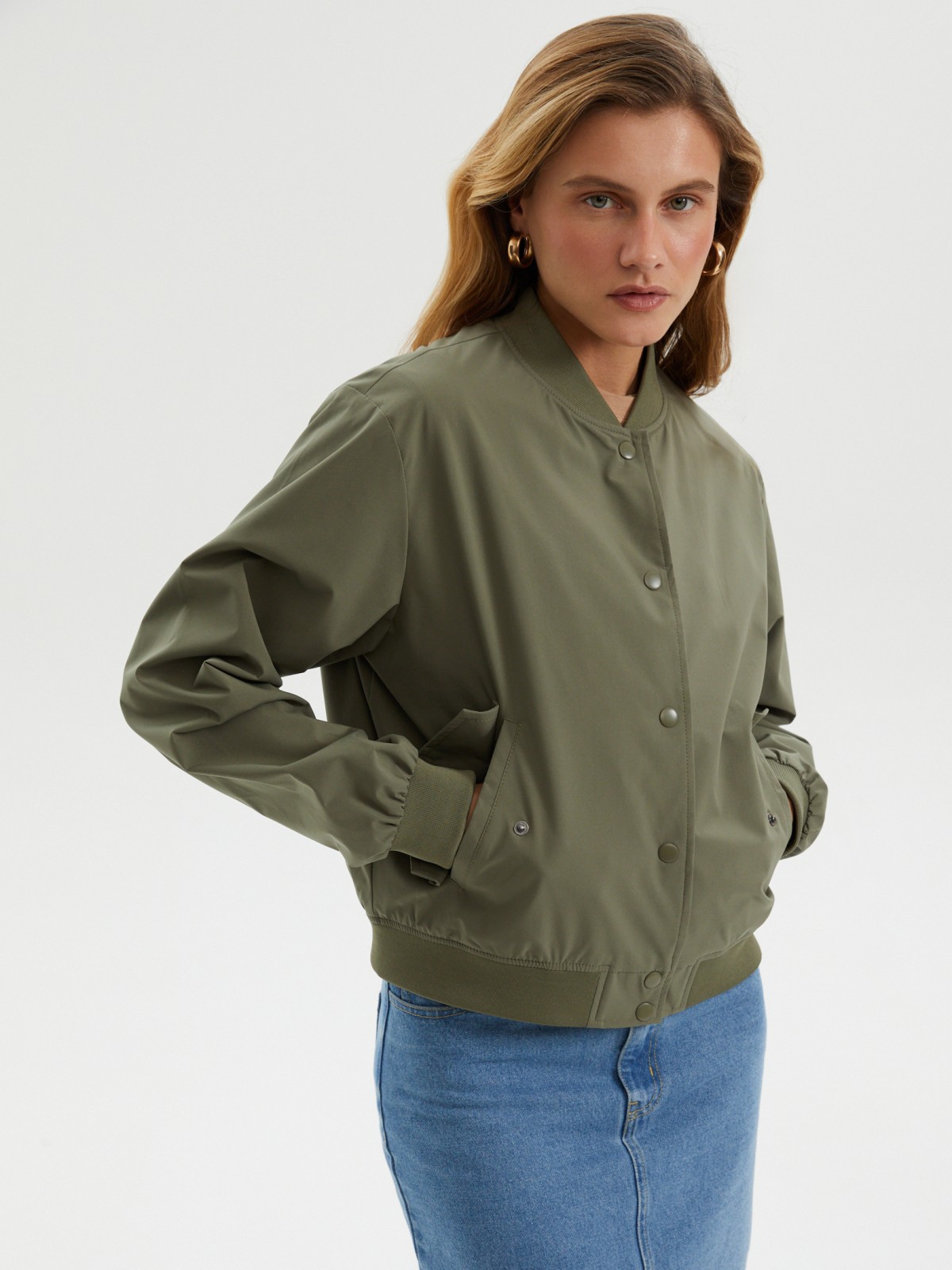 Короткая куртка-бомбер без утеплителя