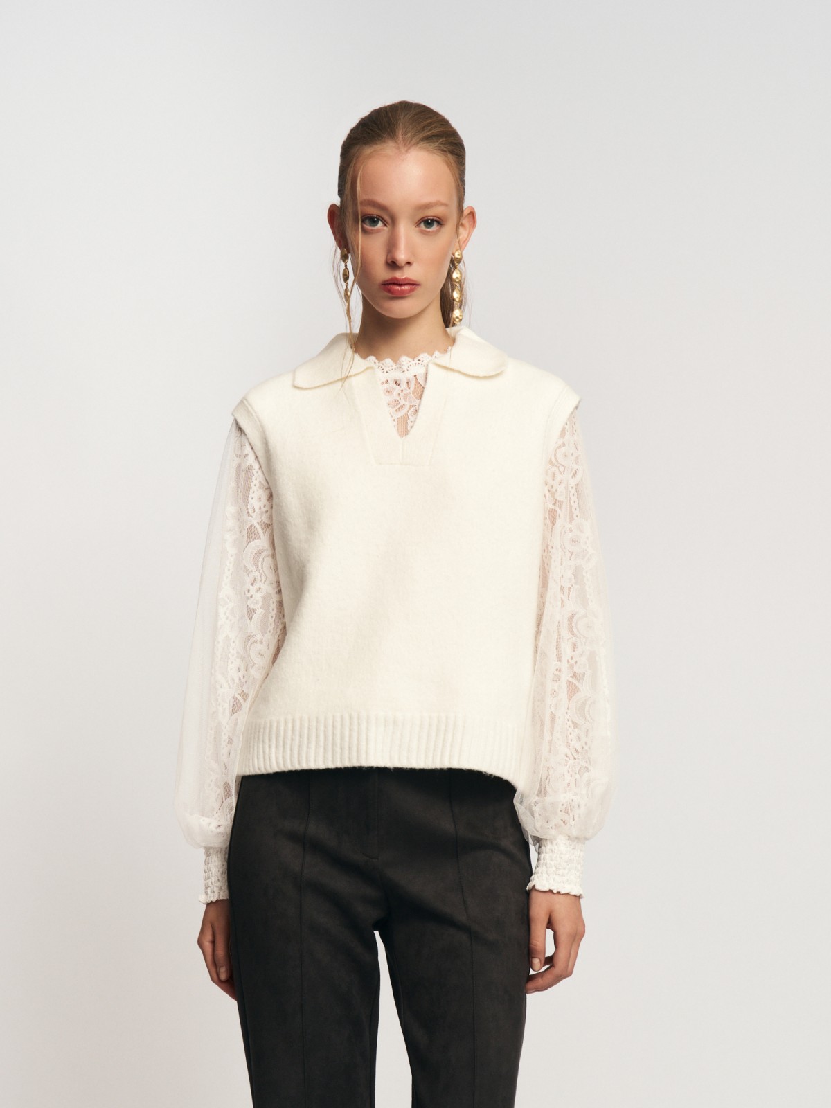 Вязаный трикотажный жилет с воротником