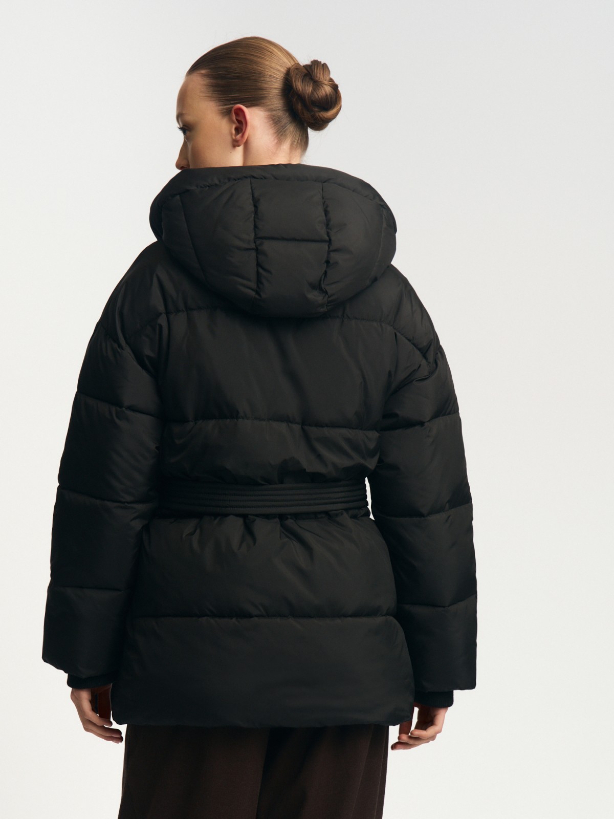 Тёплая куртка с капюшоном и поясом