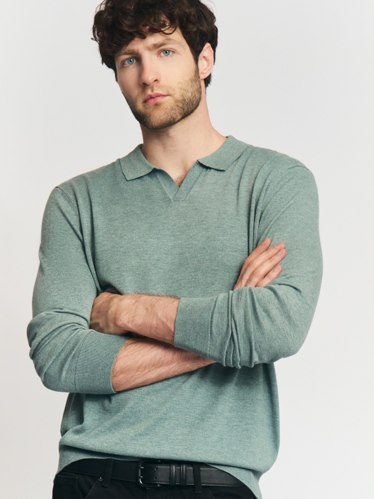 Тонкий трикотажный джемпер с воротником поло