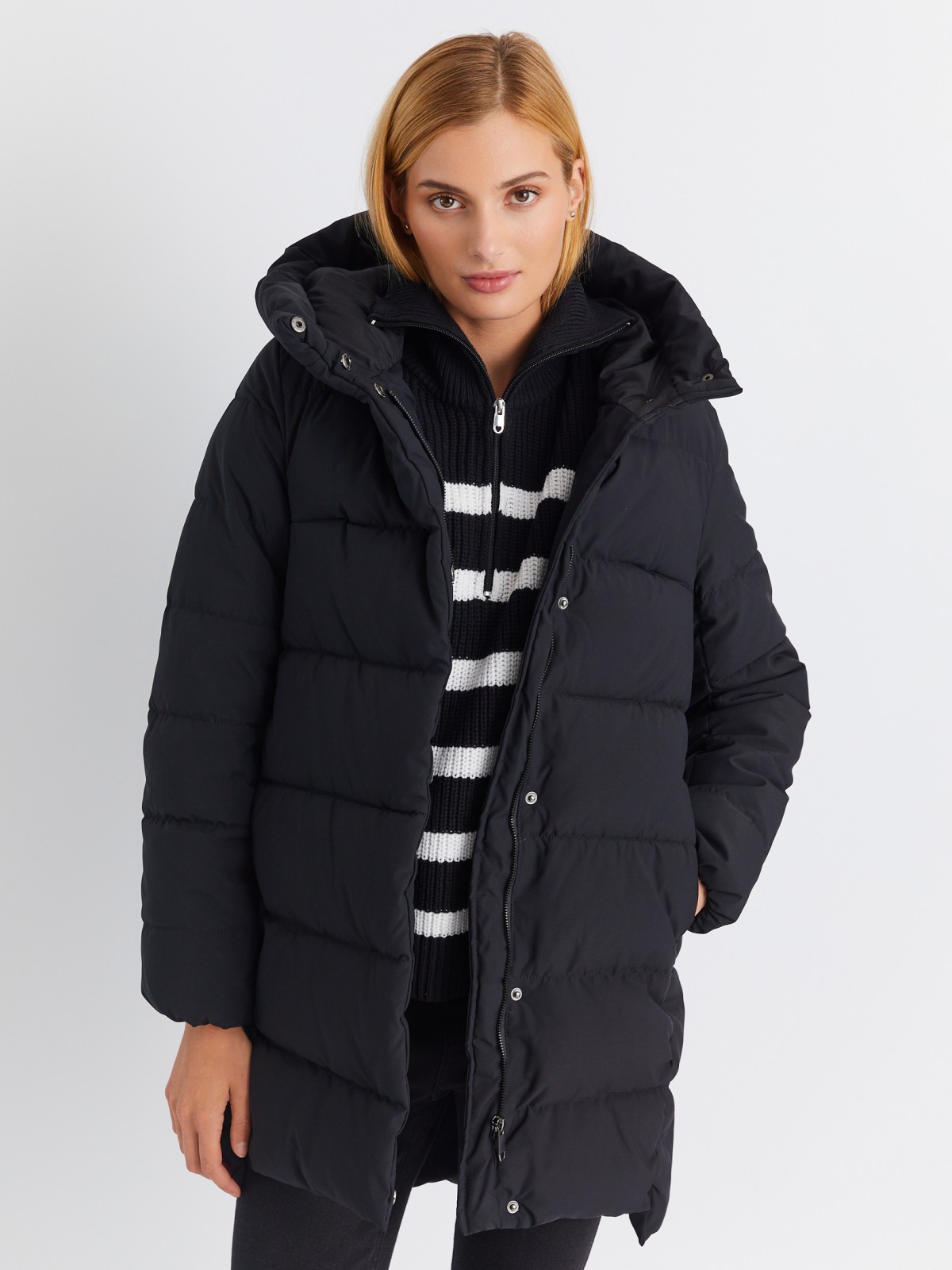 Тёплая стёганая куртка-пальто удлинённого фасона с капюшоном zolla 02334522J144, цвет черный, размер XS