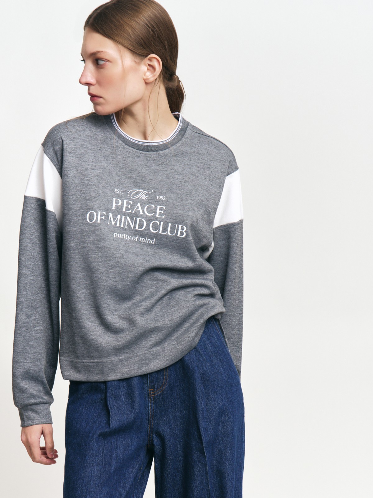 Свитшот с принтом-надписью на груди