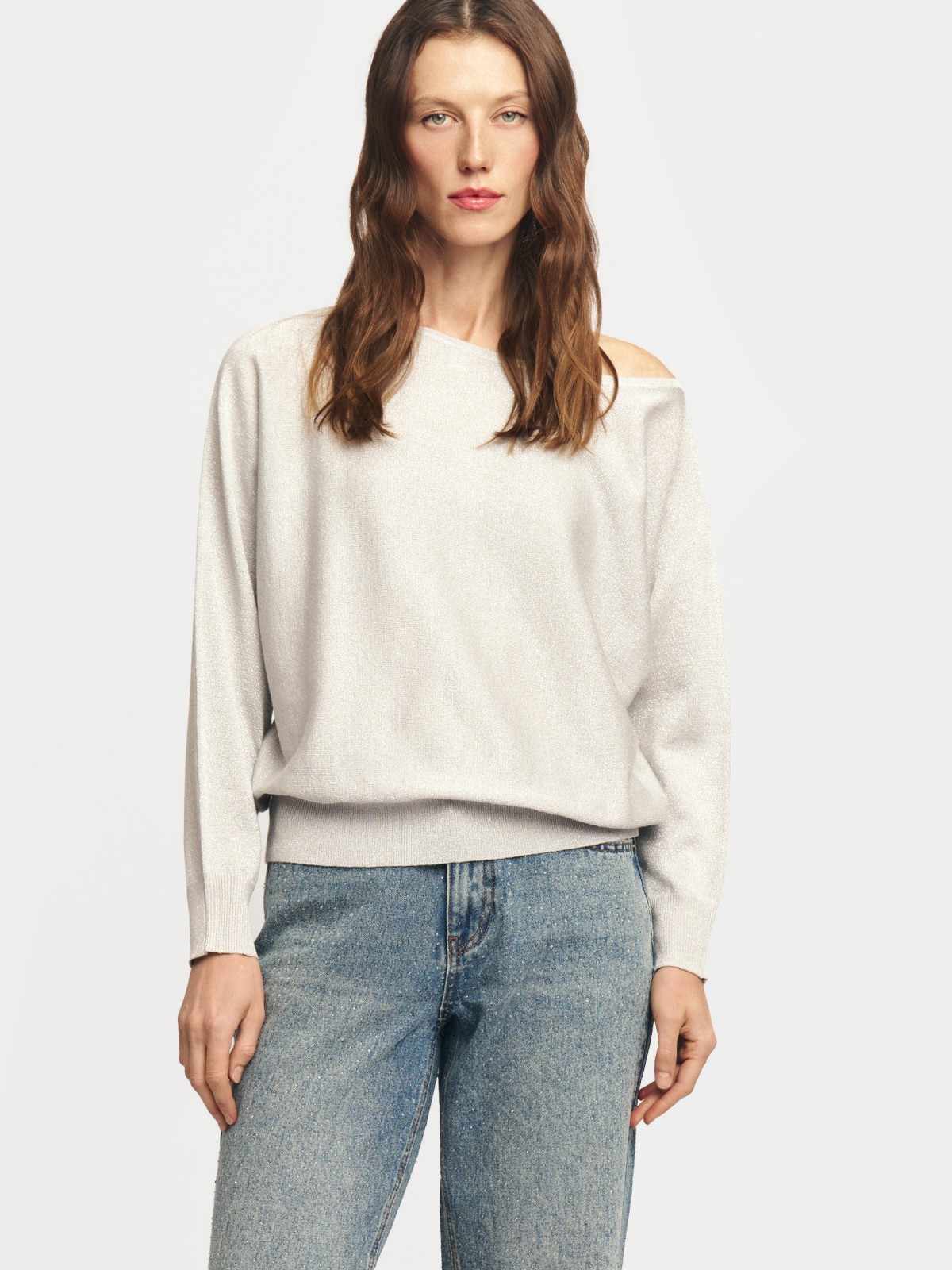 Трикотажный джемпер с люрексом и вырезом на плечо