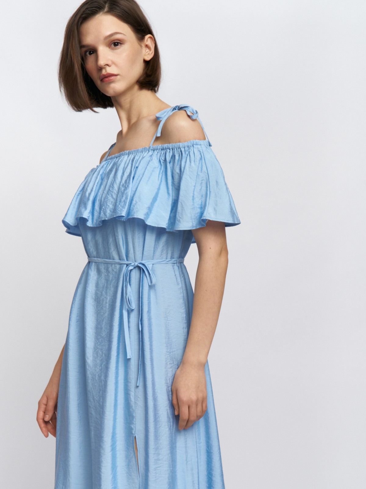 Платье-сарафан с открытыми плечами и разрезом