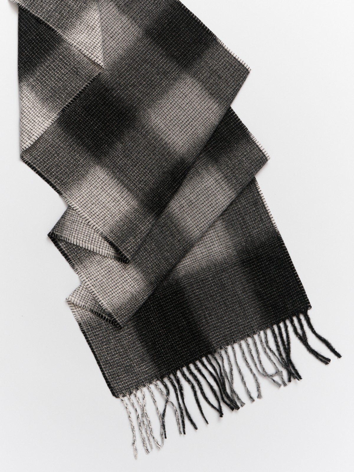 Тканевый шарф в клетку с длинной бахромой
