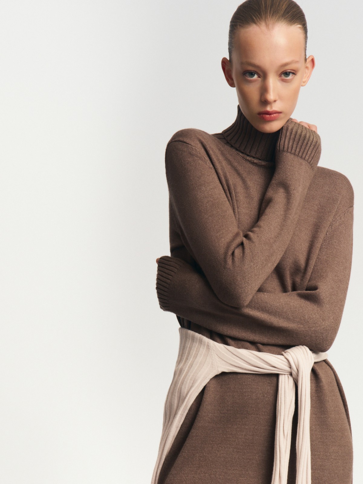 Вязаное платье-свитер с горлом