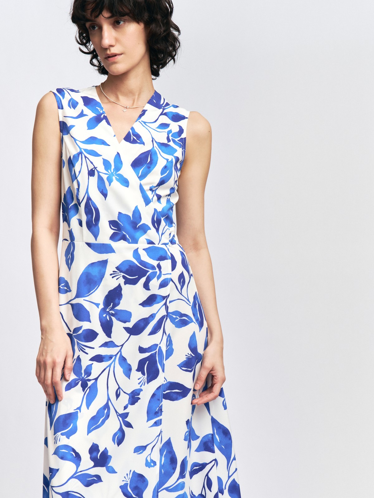 Платье длины макси без рукавов с запахом