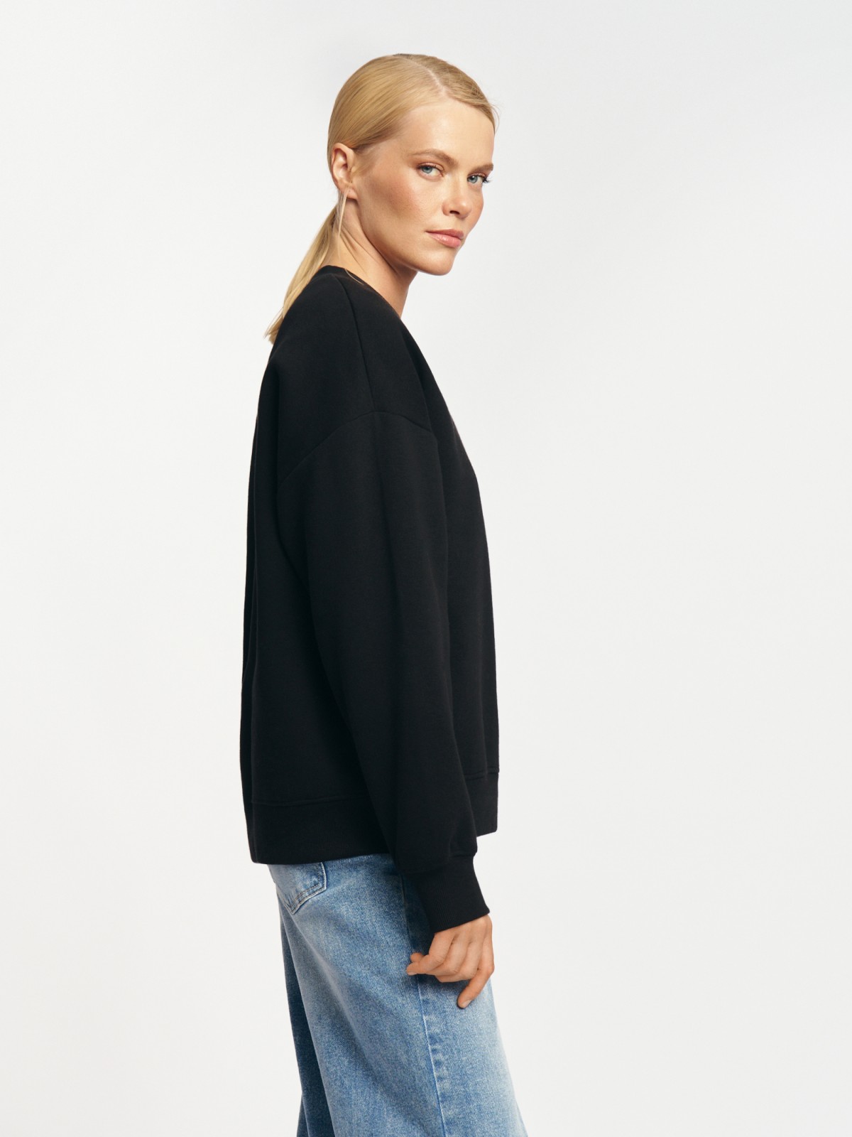 Утеплённый свитшот с вышивкой