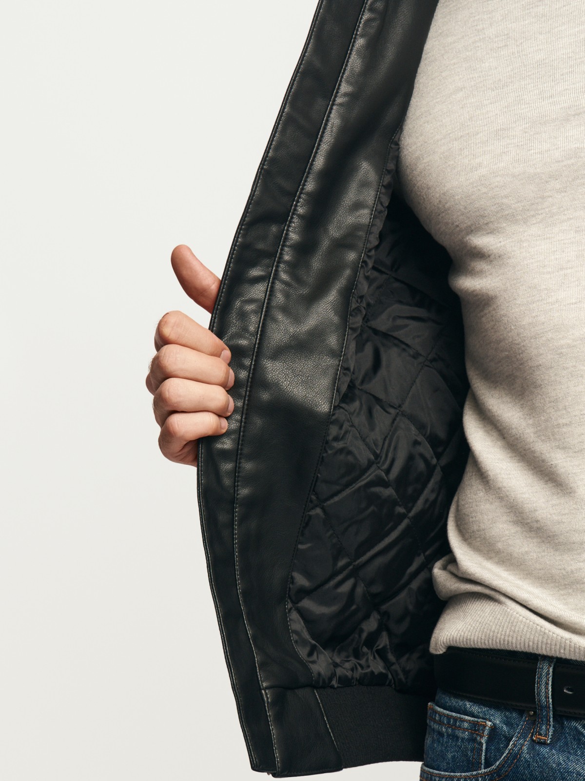 Тёплая куртка-бомбер из экокожи