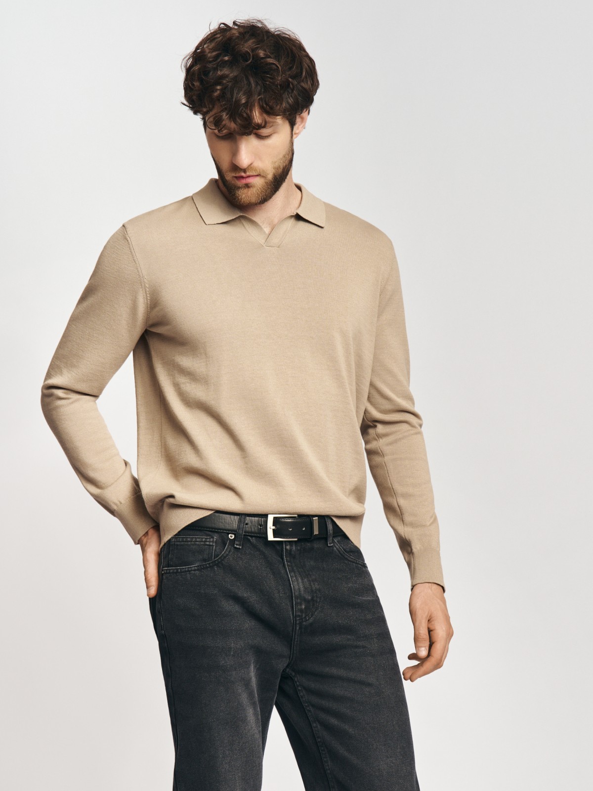 Тонкий трикотажный джемпер с воротником поло