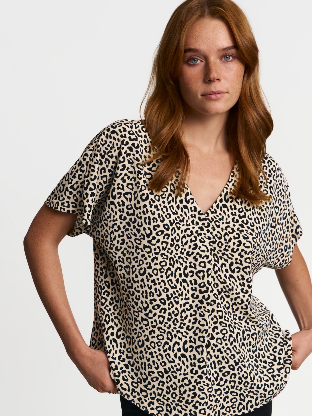 Блузка с вырезом и коротким рукавом