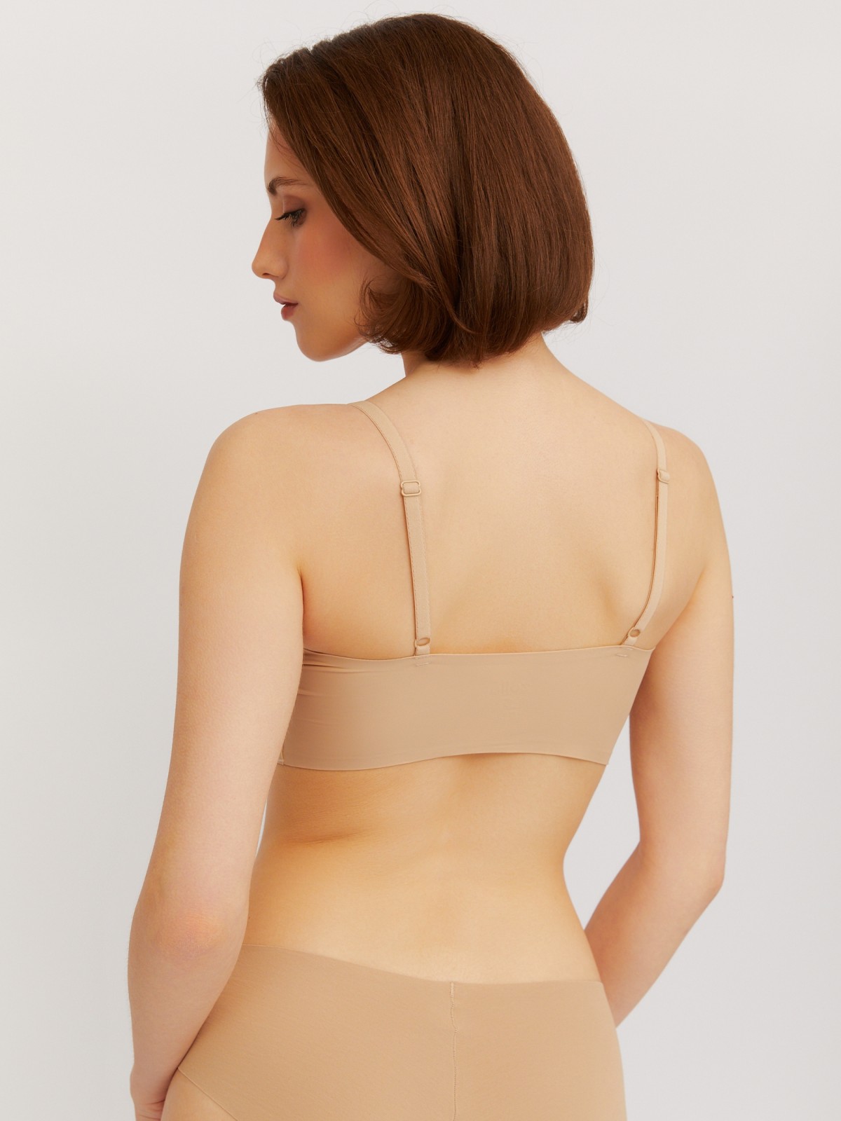 Бесшовный топ на тонких бретелях