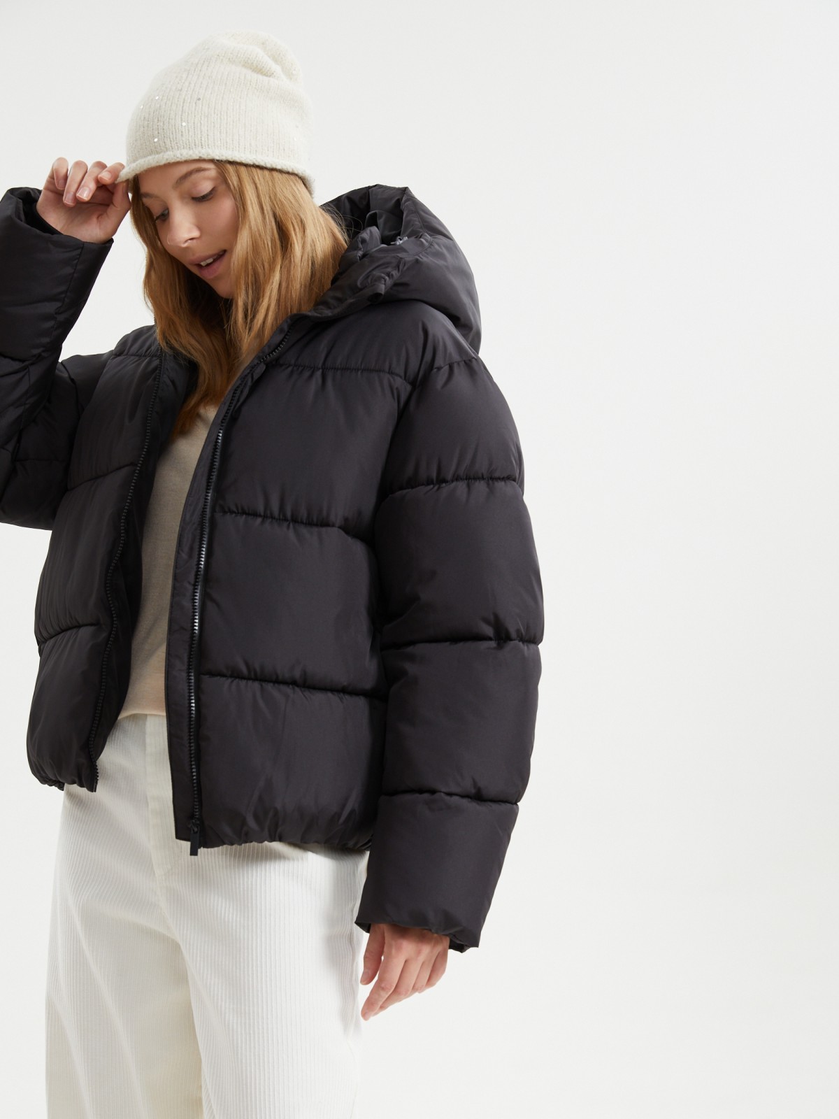 Короткая стёганая куртка с капюшоном