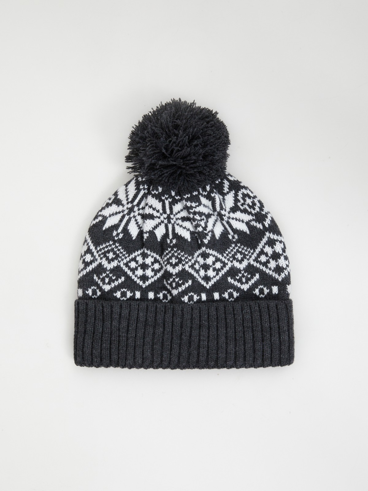 Вязаная шапка с узором и помпоном