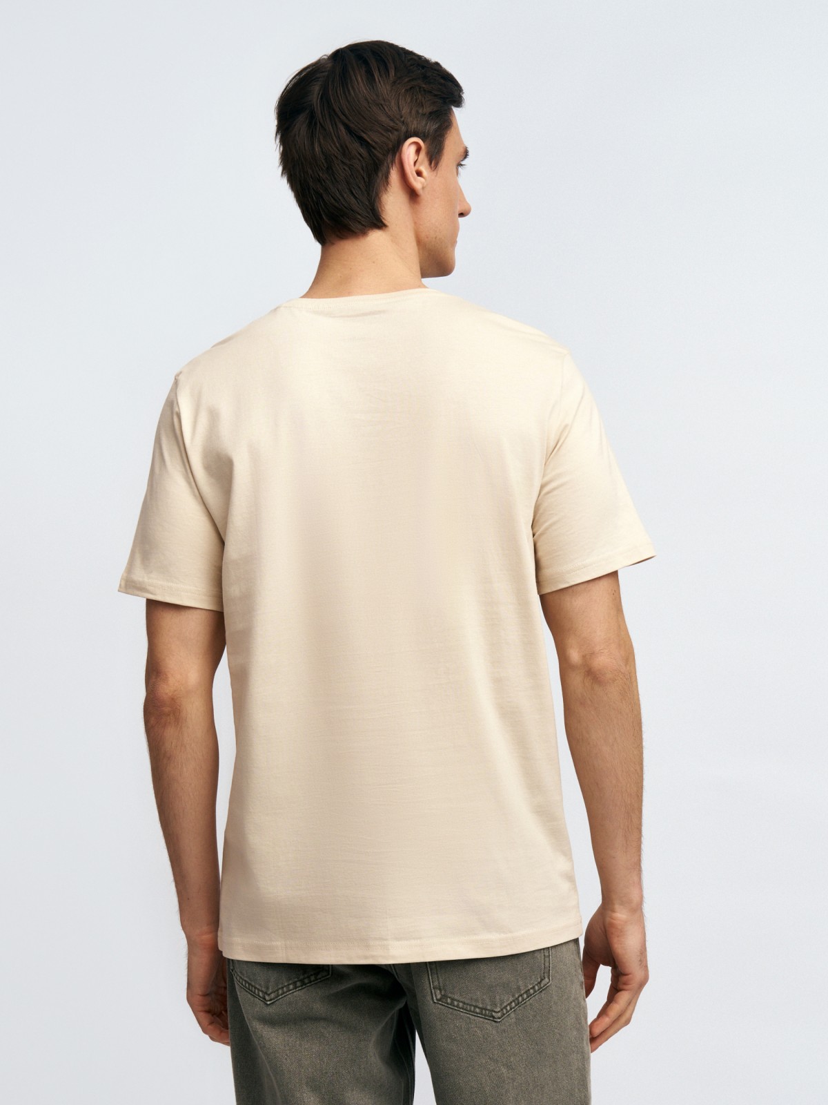 Футболка из хлопка с треугольным вырезом