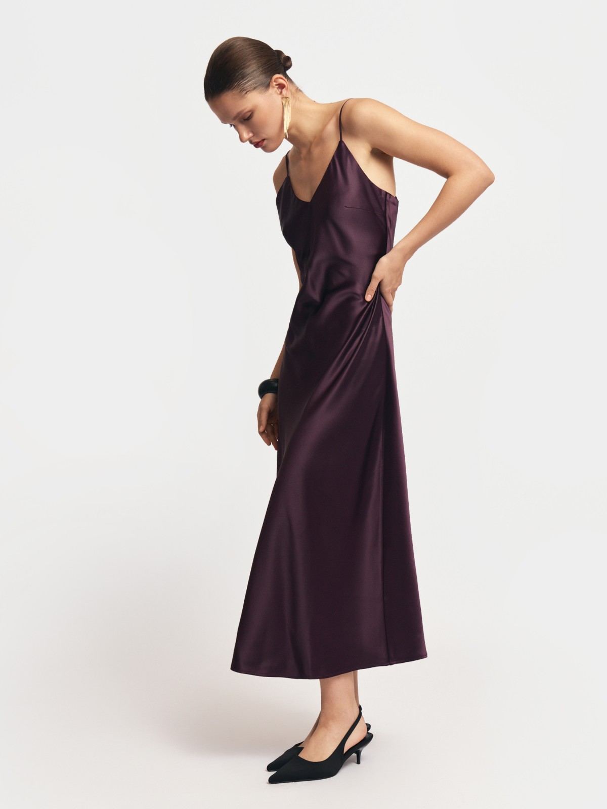 Атласное платье-комбинация миди на бретельках