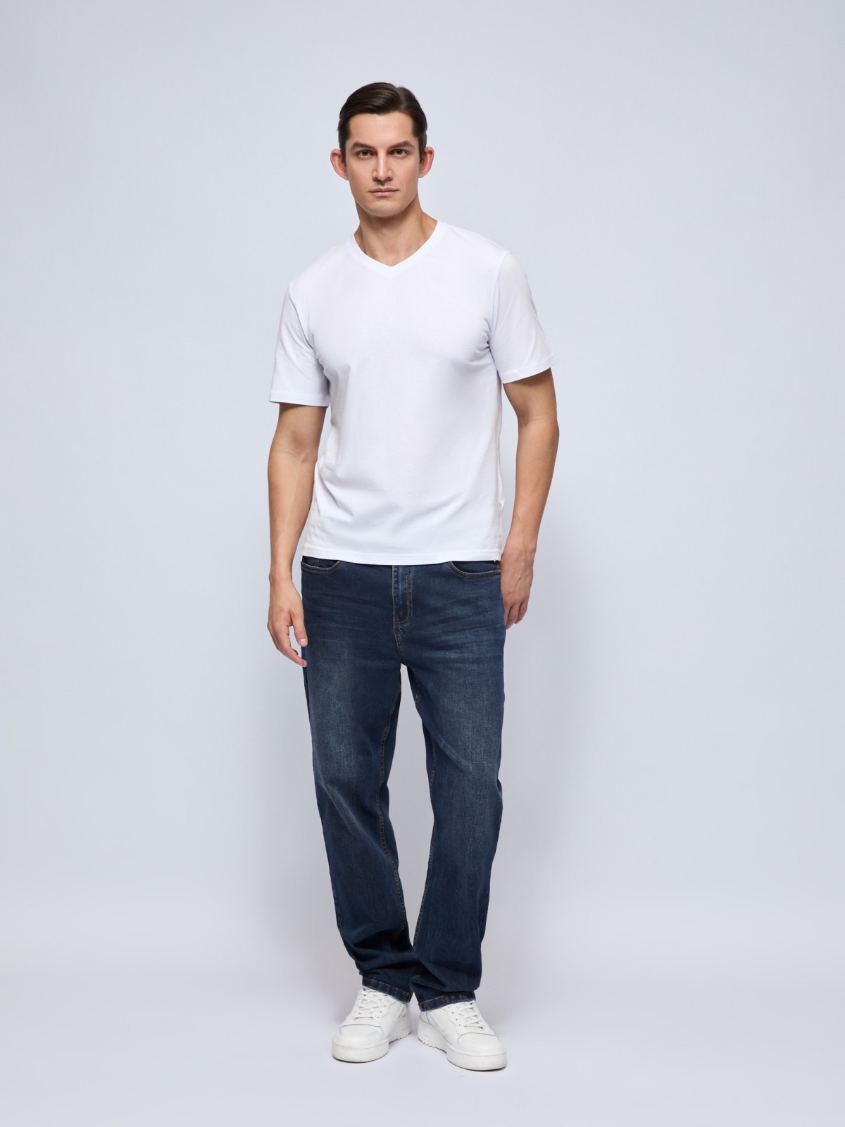 Футболка из хлопка с треугольным вырезом