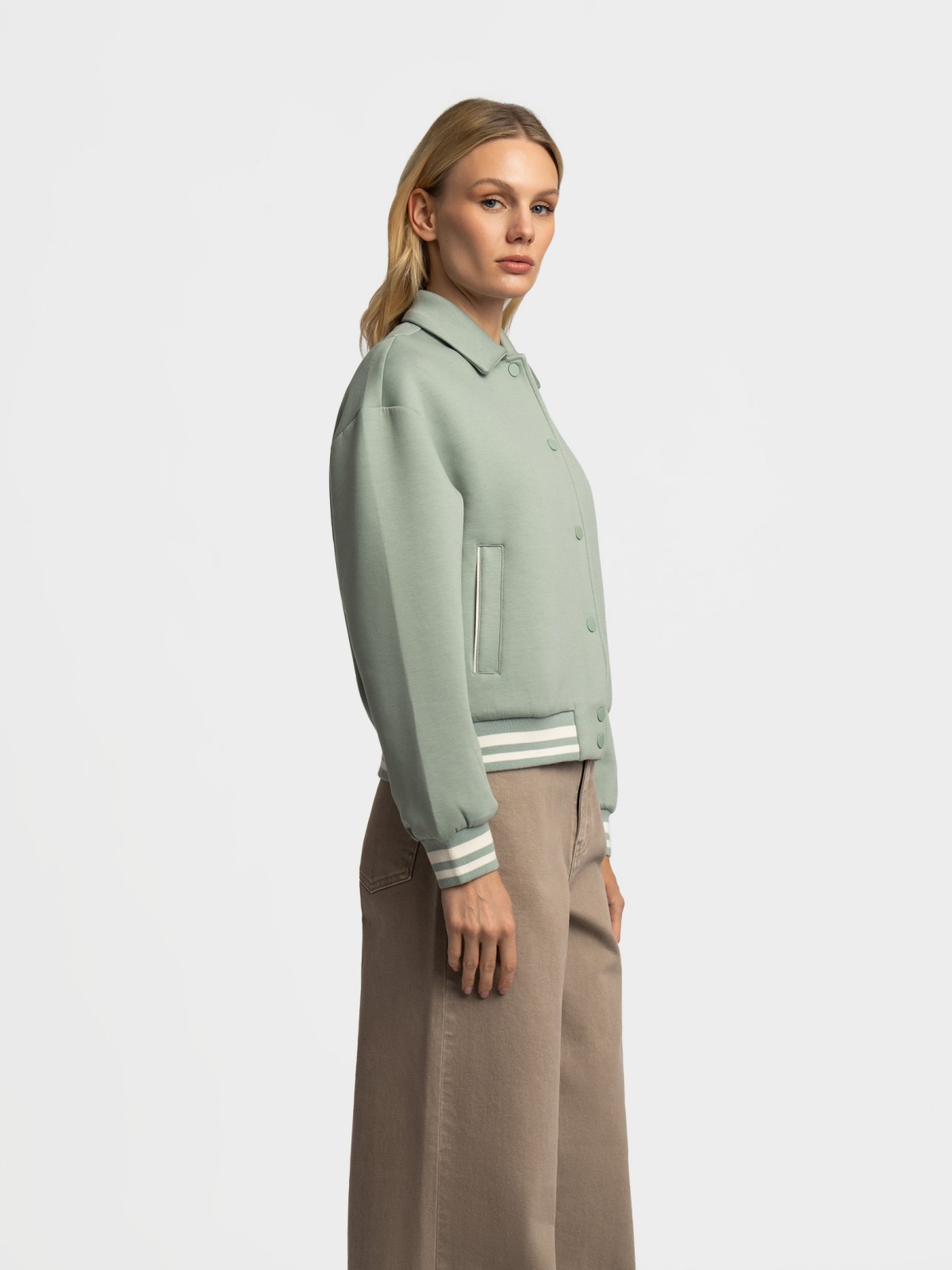 Трикотажный бомбер с воротником