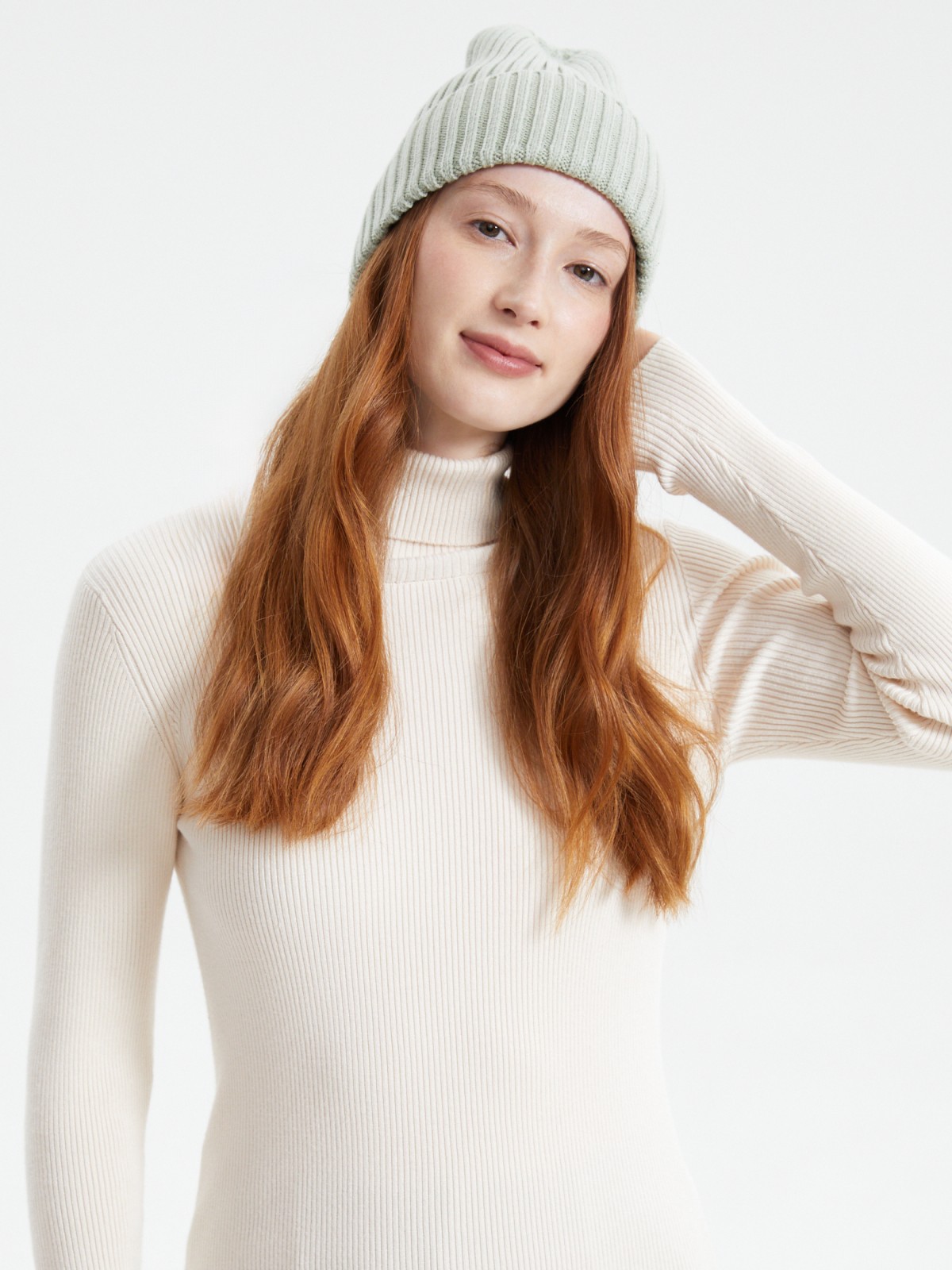 Вязаная шапка-бини с отворотом