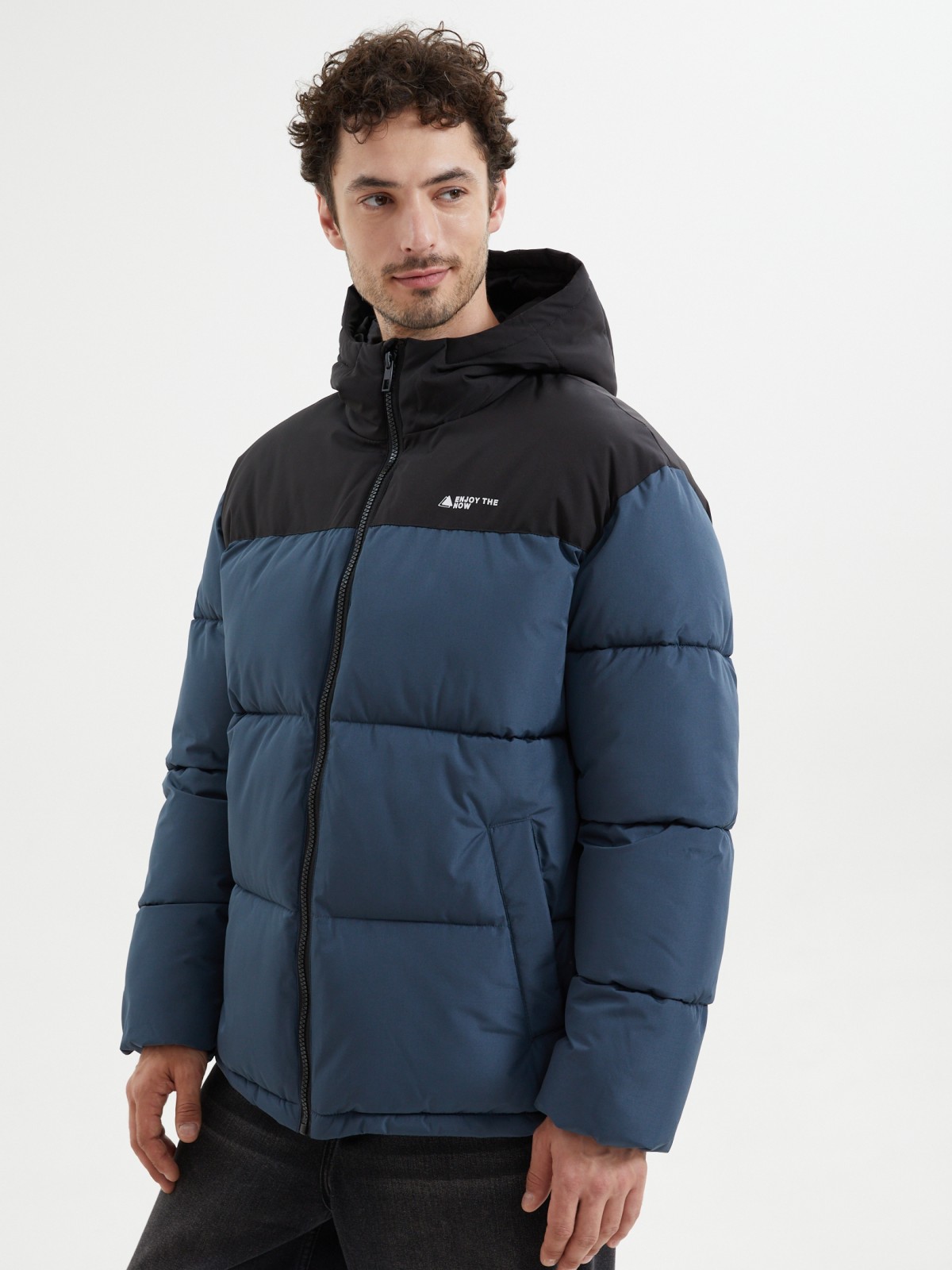 Тёплая куртка на молнии с капюшоном