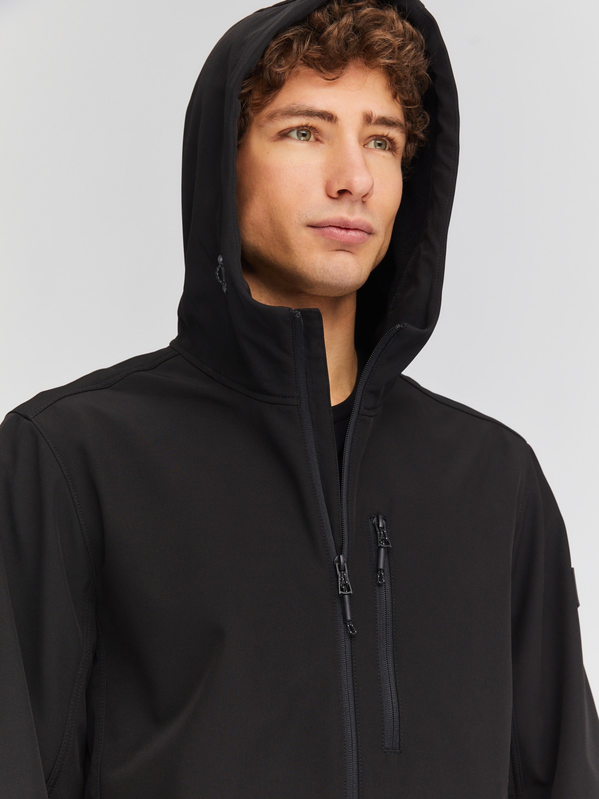 Лёгкая куртка-ветровка с капюшоном zolla 014135602014, цвет черный, размер M - фото 4