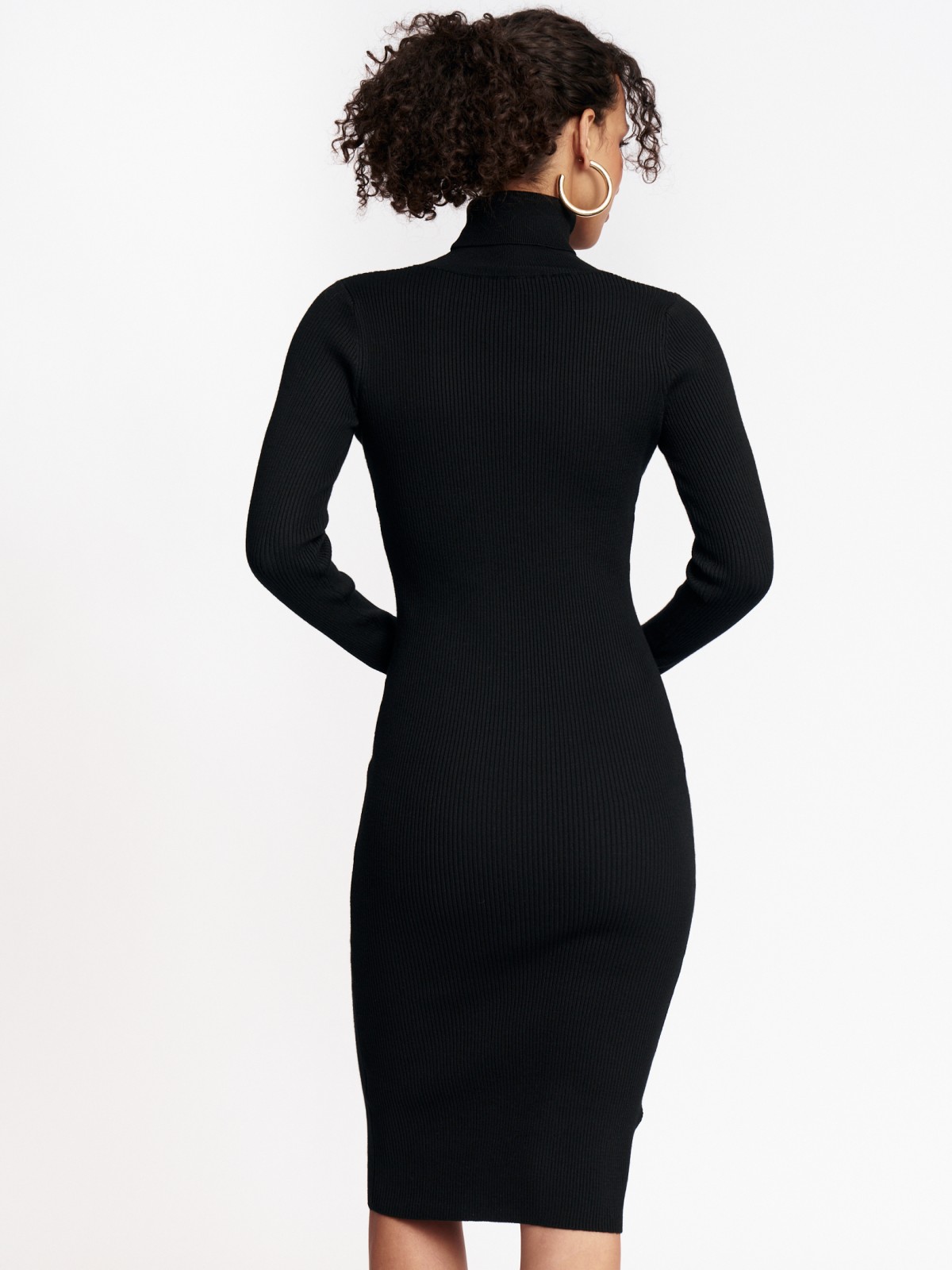 Трикотажное платье-лапша миди с высоким горлом