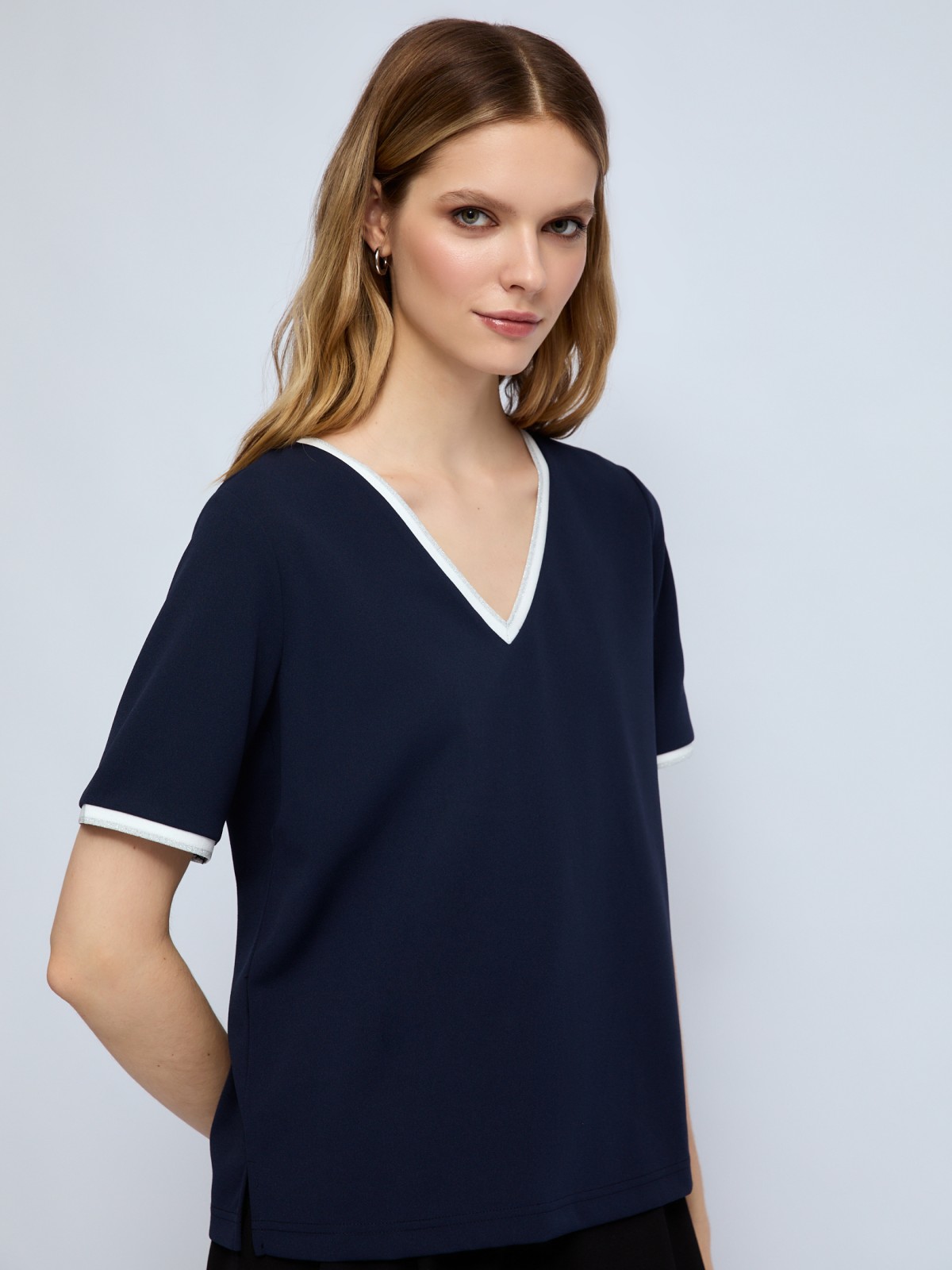 Блузка-футболка с V-образным вырезом