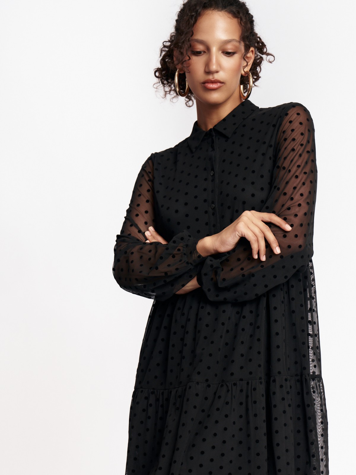 Ярусное платье-рубашка из сетчатой ткани в горошек