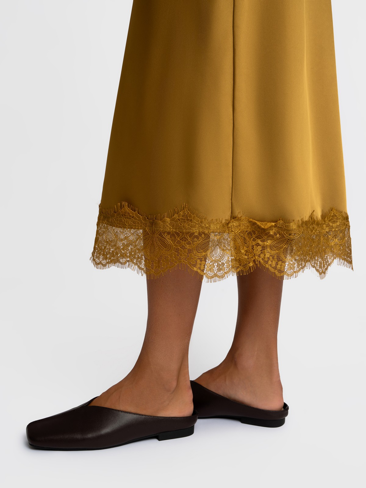 Атласная юбка миди с кружевом