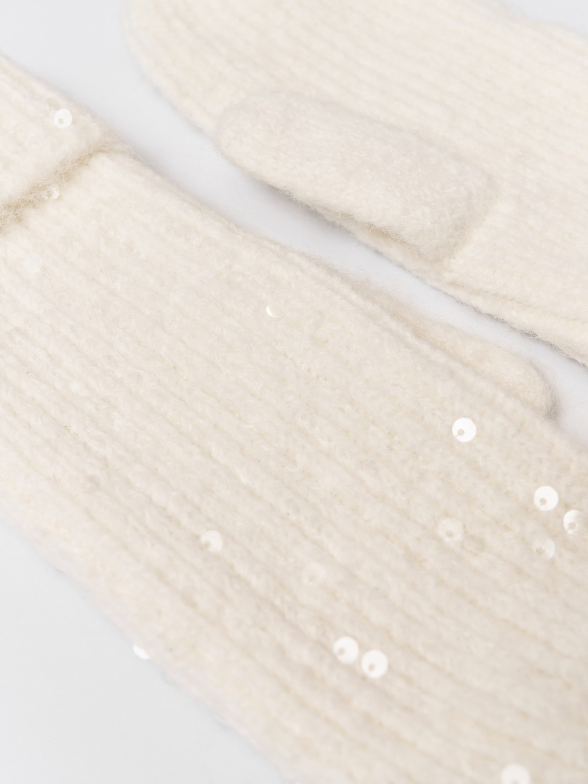 Тёплые вязаные варежки с пайетками