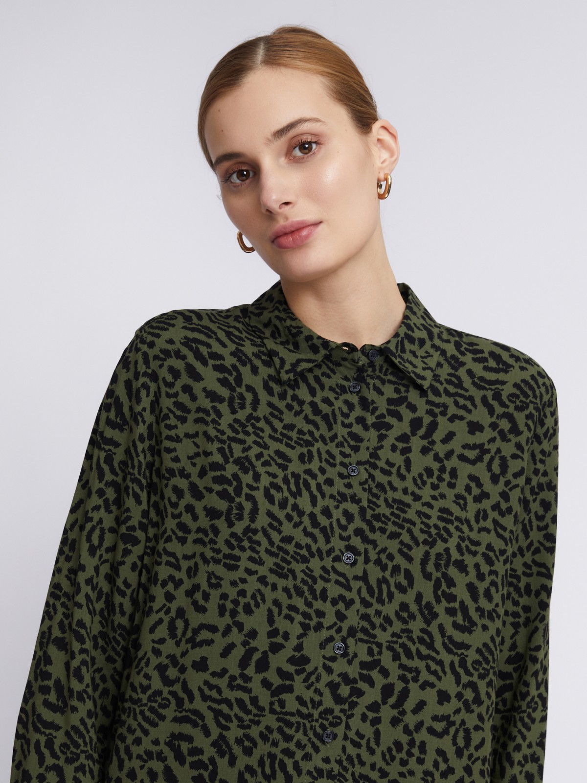 Рубашка из вискозы с леопардовым узором zolla 223311162223, цвет хаки, размер S - фото 3