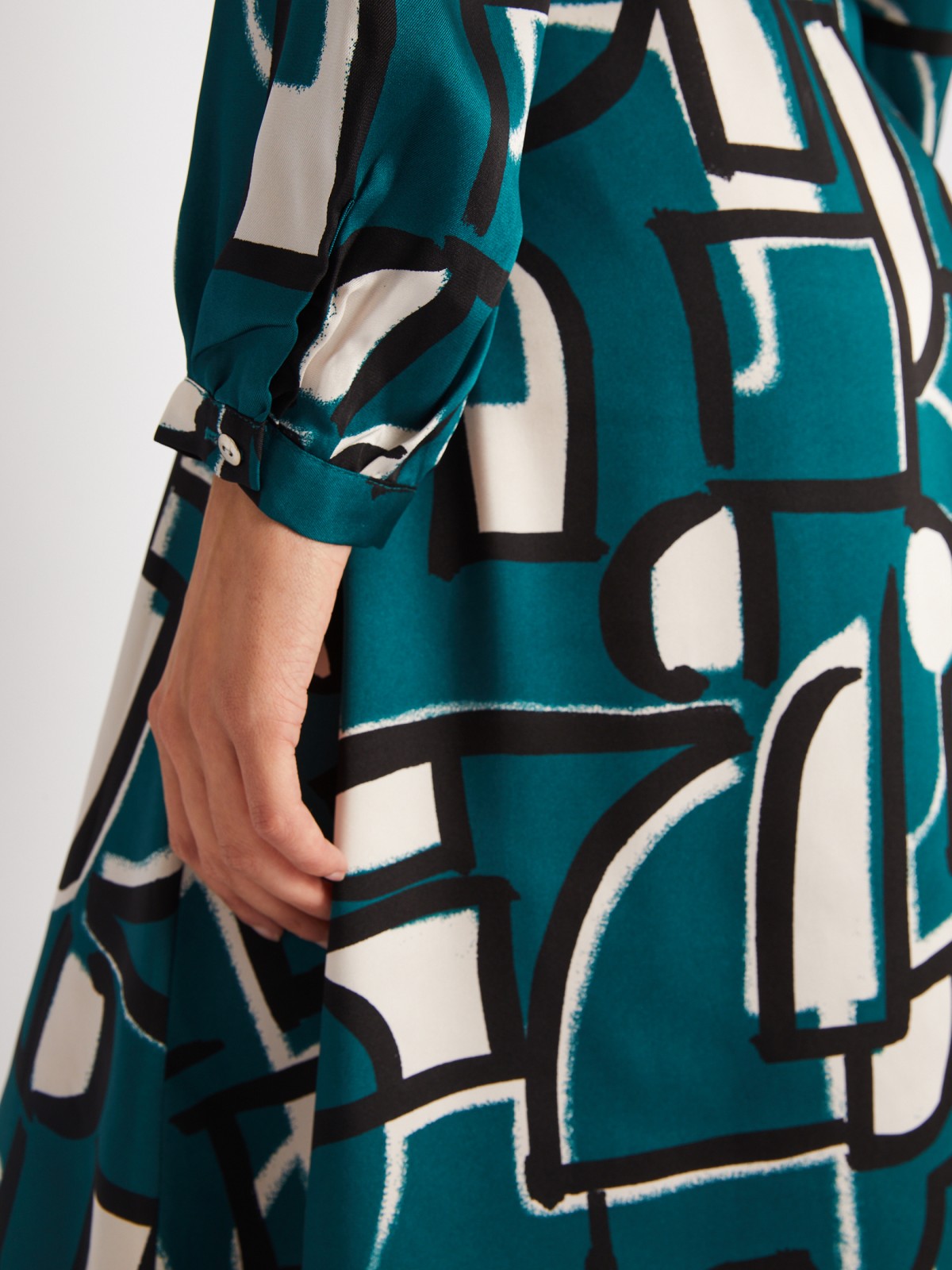 Атласное платье-рубашка длины миди с принтом zolla 024118262251, цвет темно-зеленый, размер XS - фото 6