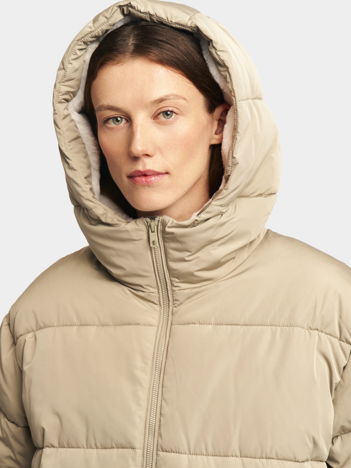 Тёплая куртка с капюшоном и подкладкой из экомеха