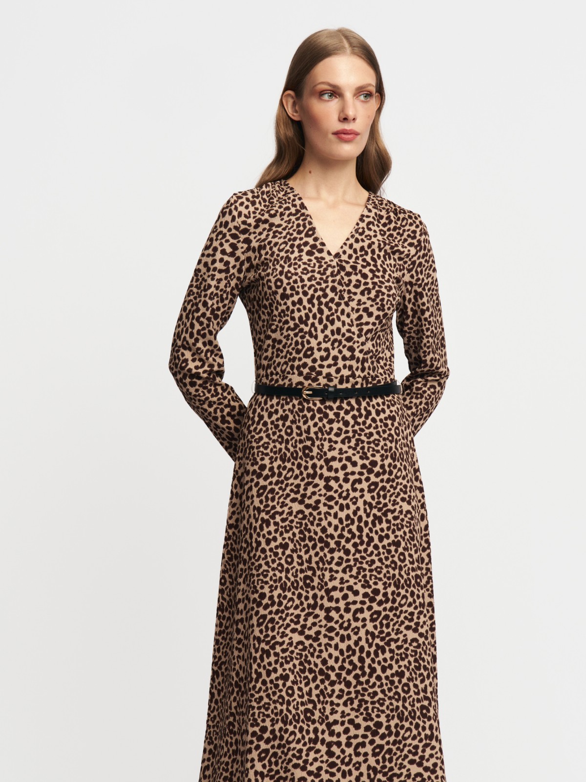 Леопардовое платье миди с ремнём
