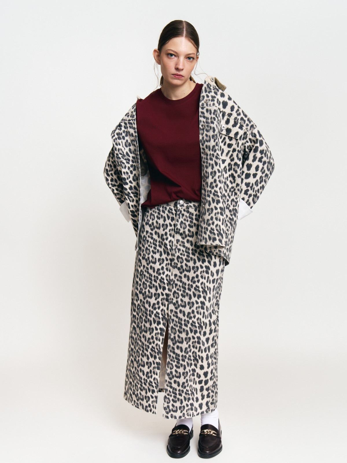 Джинсовая леопардовая юбка миди с разрезом