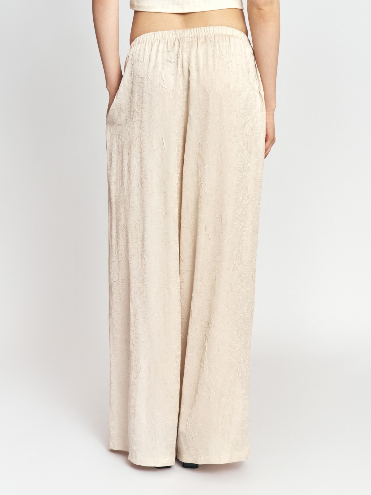 Широкие прямые брюки на резинке