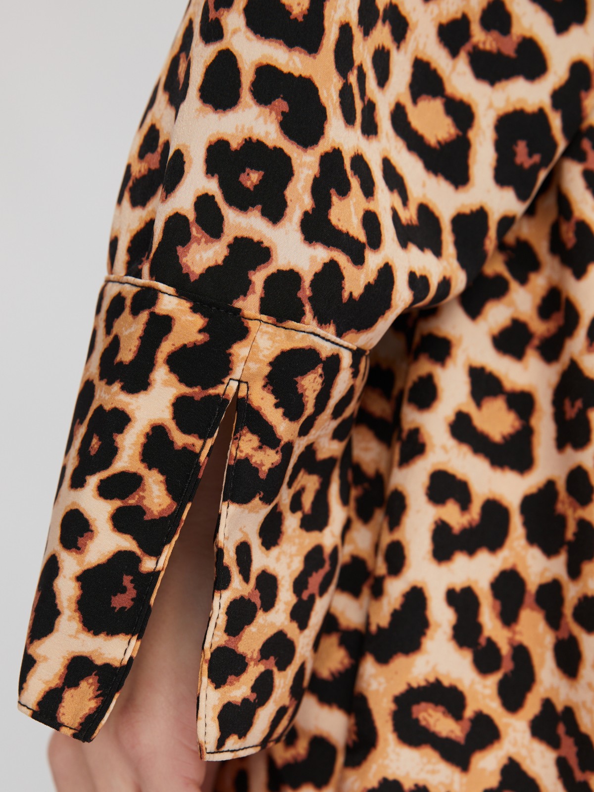Платье-рубашка длины миди с леопардовым принтом и поясом