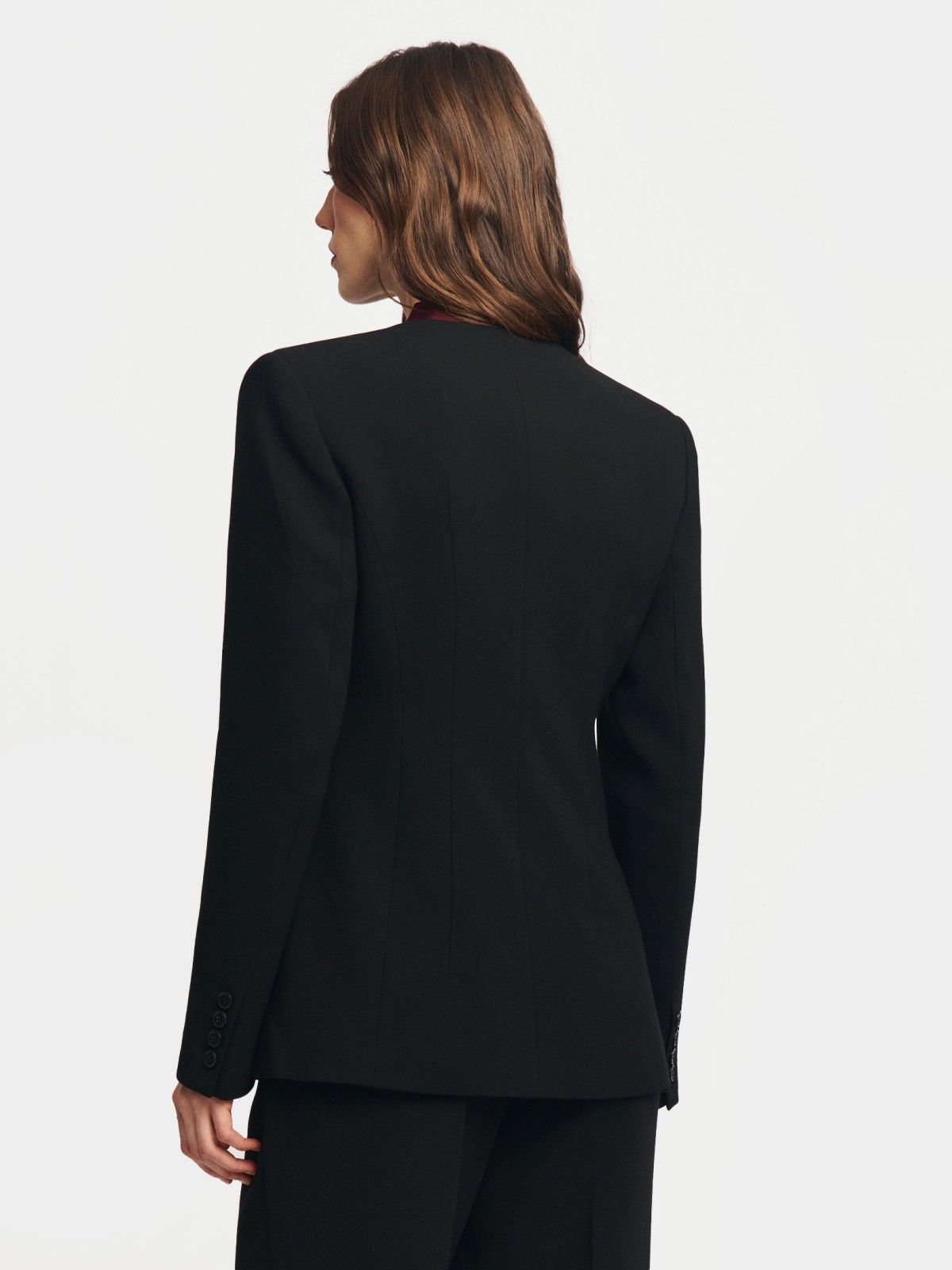 Однобортный жакет прилегающего силуэта на пуговицах
