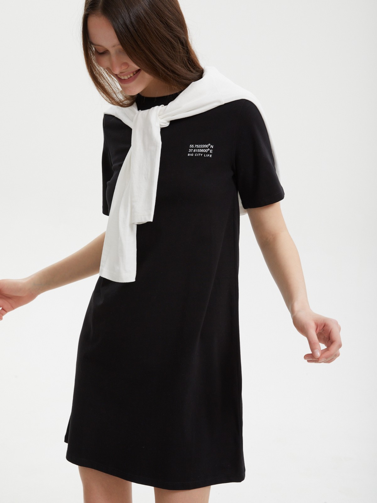 Платье-футболка мини из хлопка с коротким рукавом