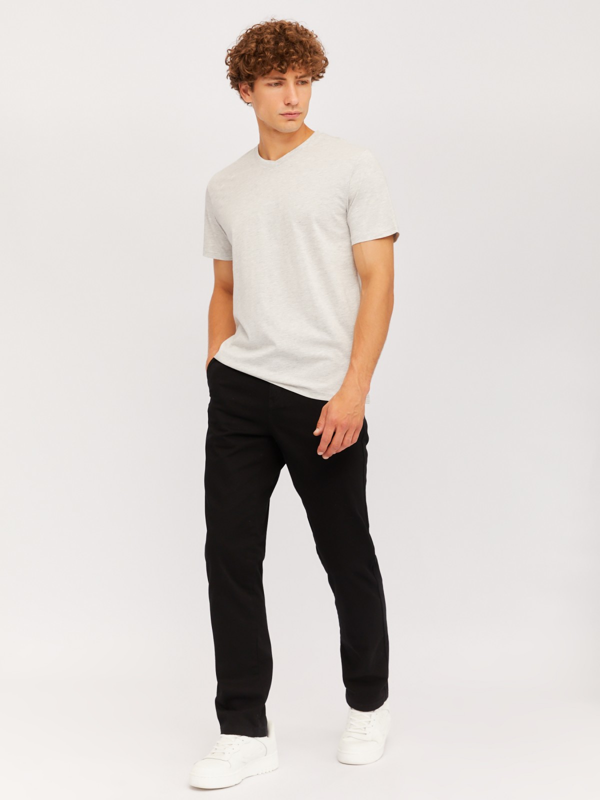 Трикотажная футболка с треугольным вырезом