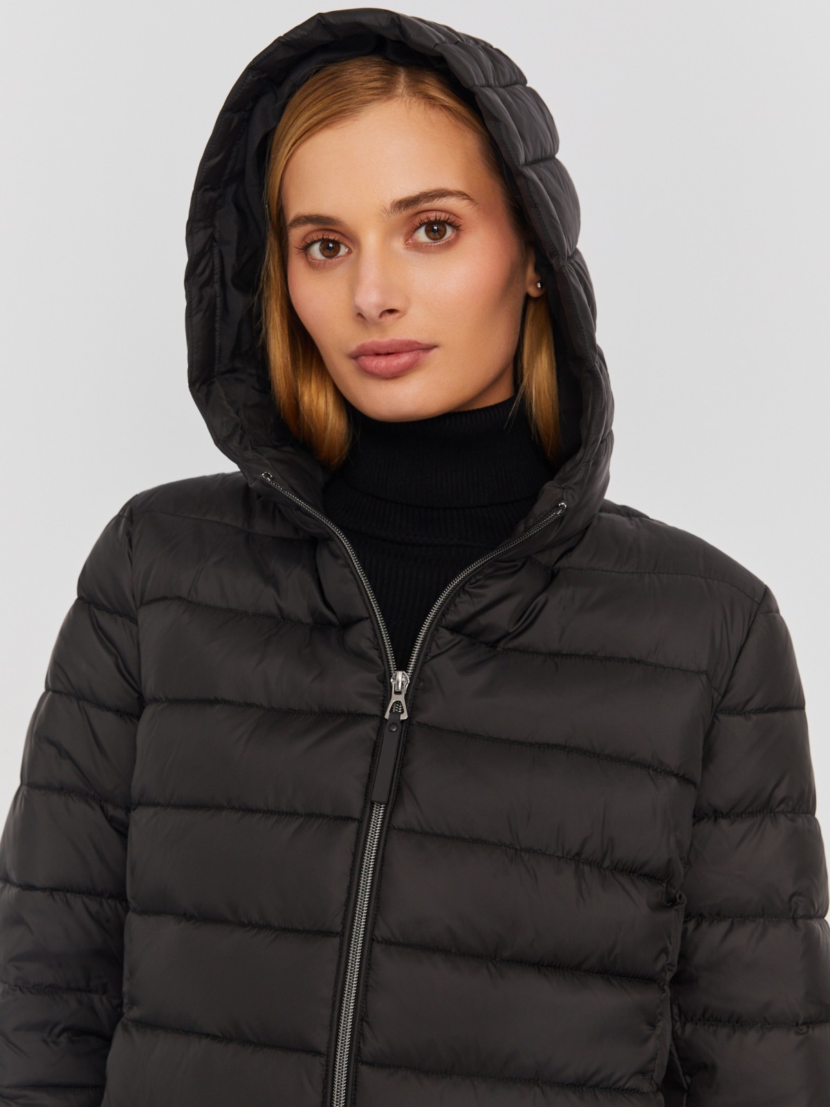 Утеплённая стёганая куртка укороченного фасона с капюшоном zolla 023335112224, цвет черный, размер S - фото 4