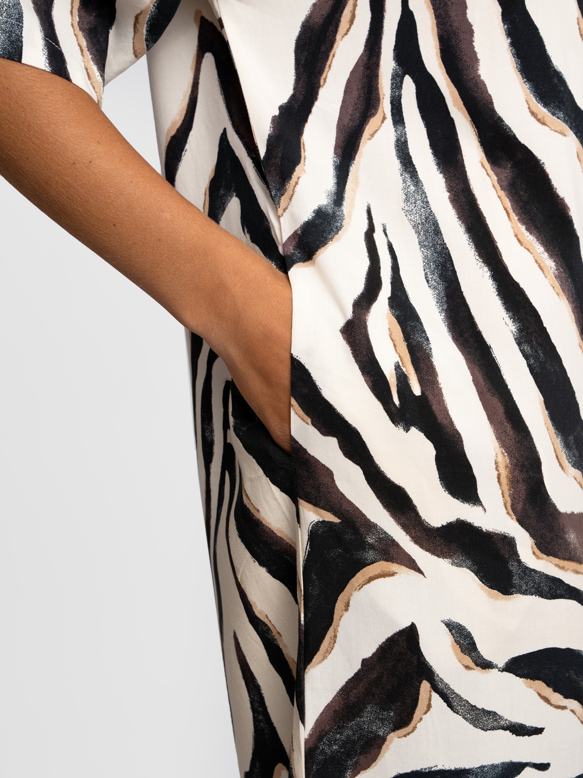 Платье-рубашка миди из вискозы