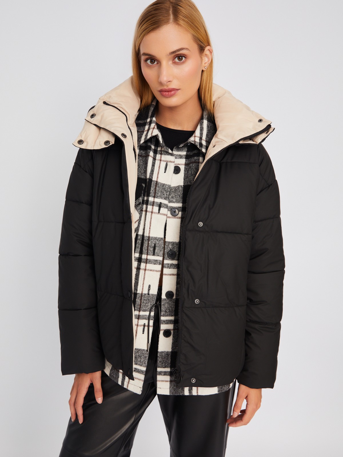 Короткая тёплая дутая куртка с высоким воротником и капюшоном zolla 02234510L234, цвет черный, размер XS