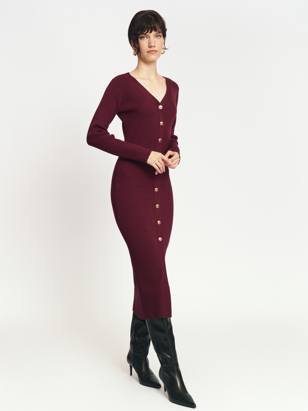 Трикотажное платье миди на пуговицах с ремнём