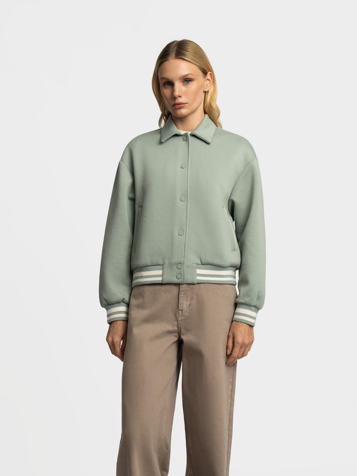 Трикотажный бомбер с воротником